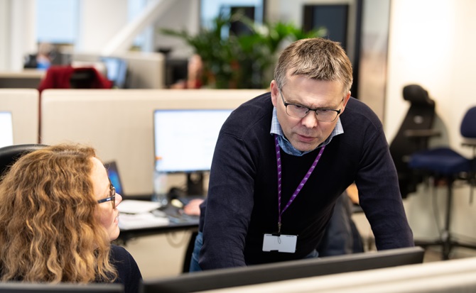 8915_Office colleagues talking