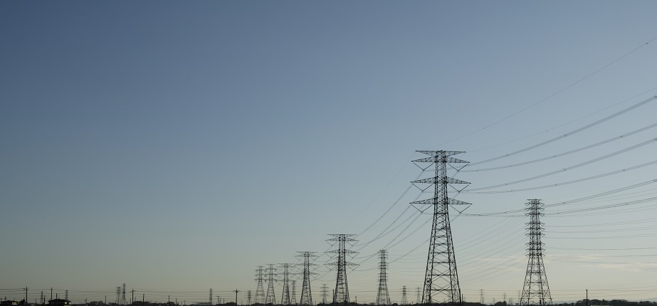 Electricity_pylons_and_power_lines