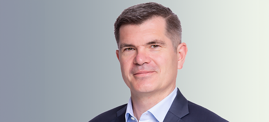 Hannes headshot 930x423px