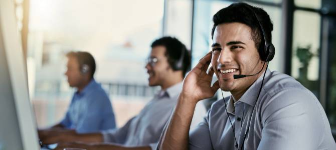 Assistente di help desk che utilizza il software di IT Service Management su un computer portatile